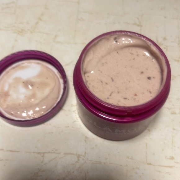 Glam glow berry glow mask - Picture 2 of 3